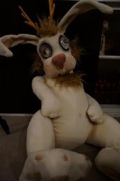 Der verrückte Hase mit dem goldenen Geweih