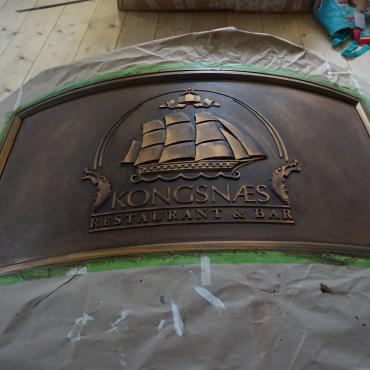 Kongsnaes Potsdam, Logo als Flachrelief